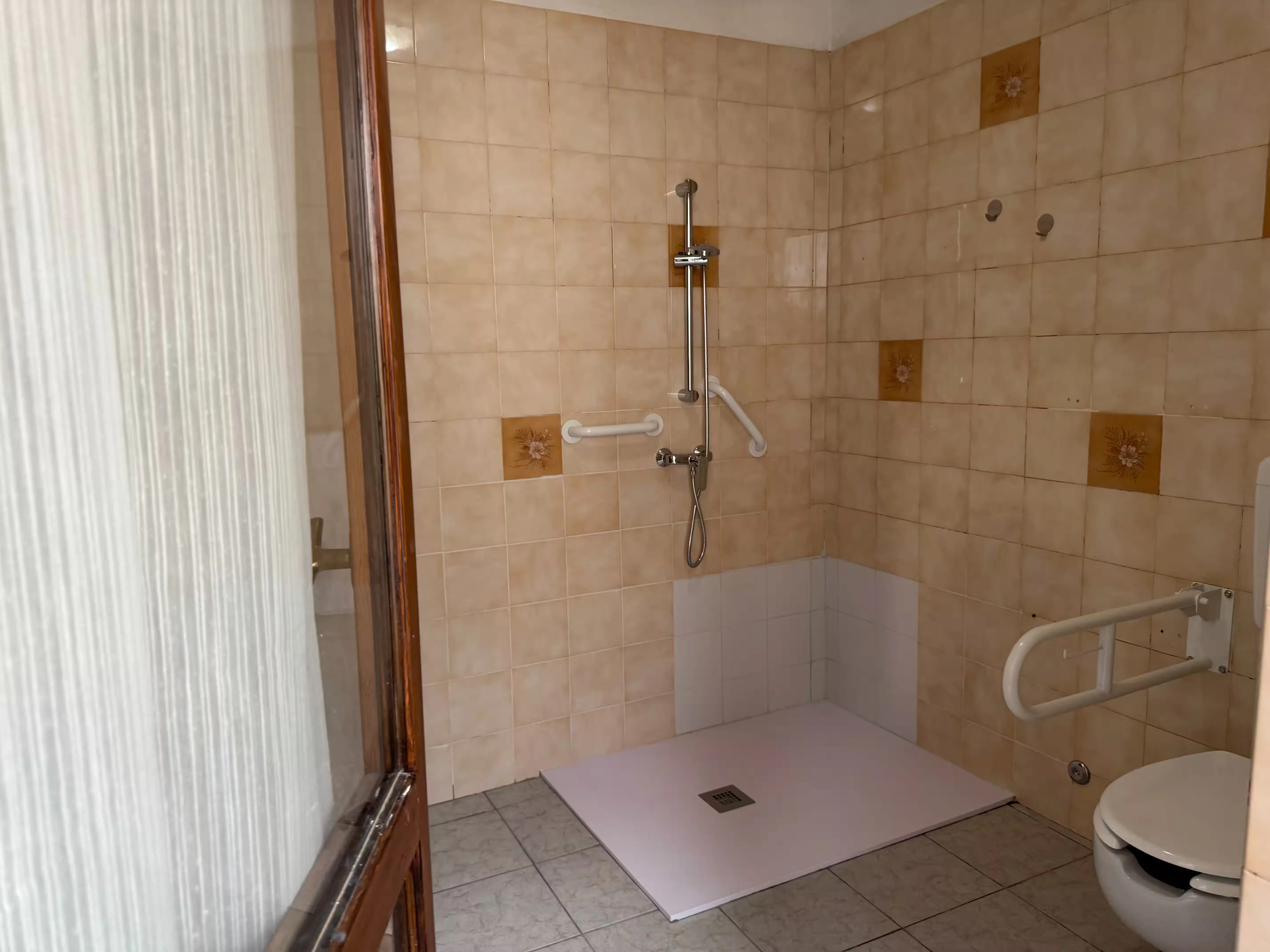 Doccia a piatto doccia con maniglioni per accessibilità - Villa Sole