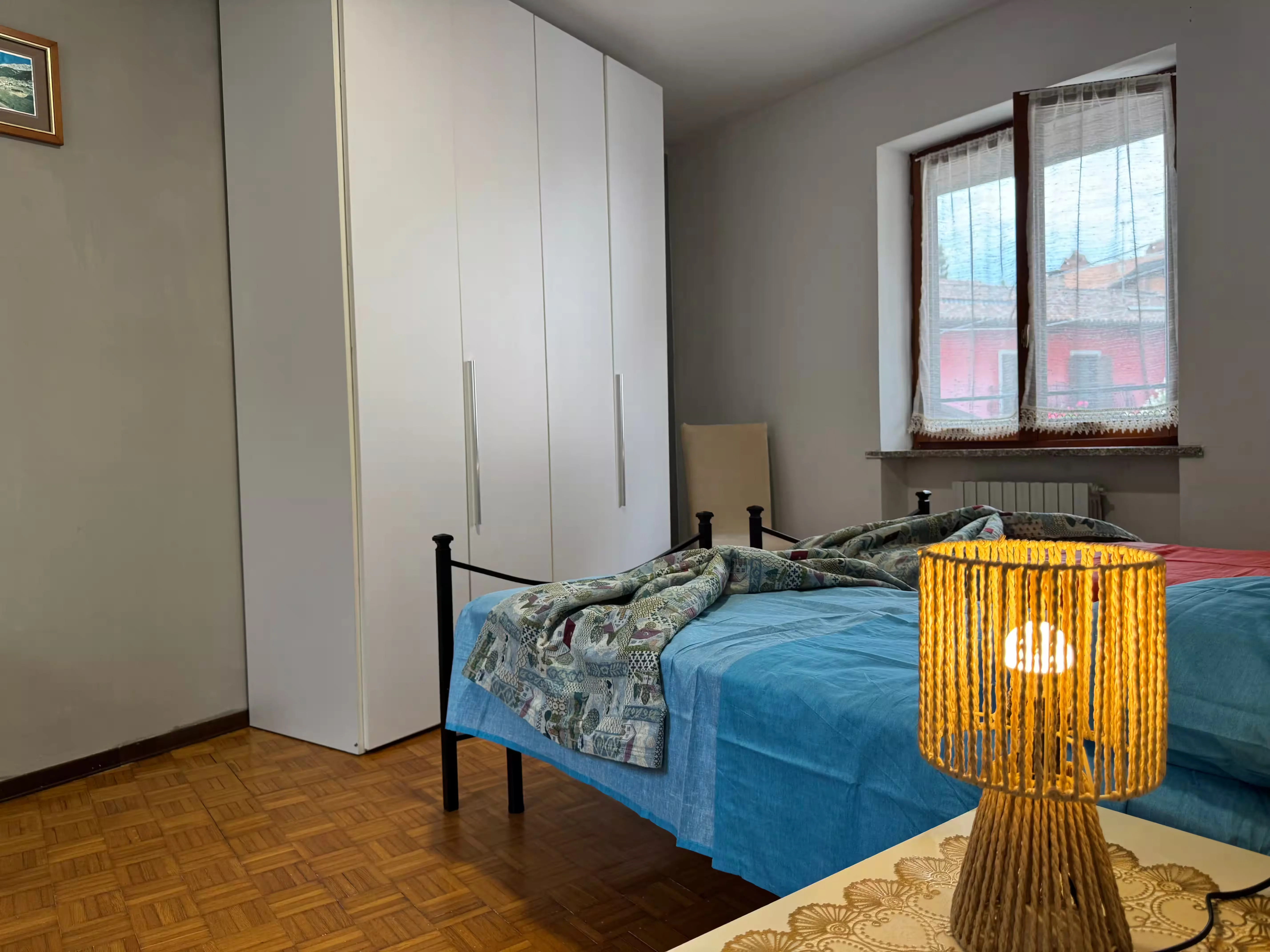Camera con armadio bianco e letto blu - Villa Sole Roasio
