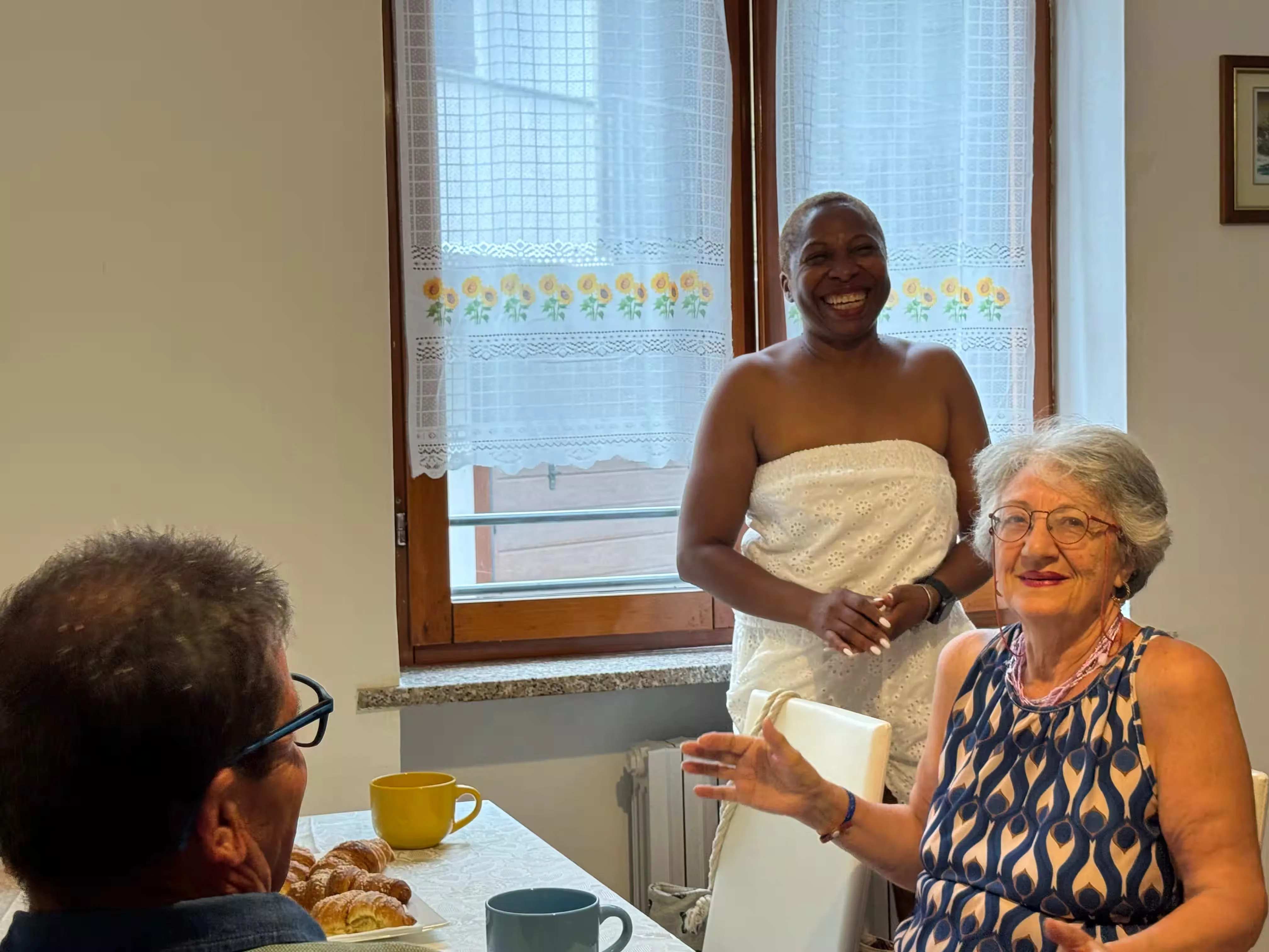 Momenti conviviali a colazione tra ospiti e staff - Villa Sole