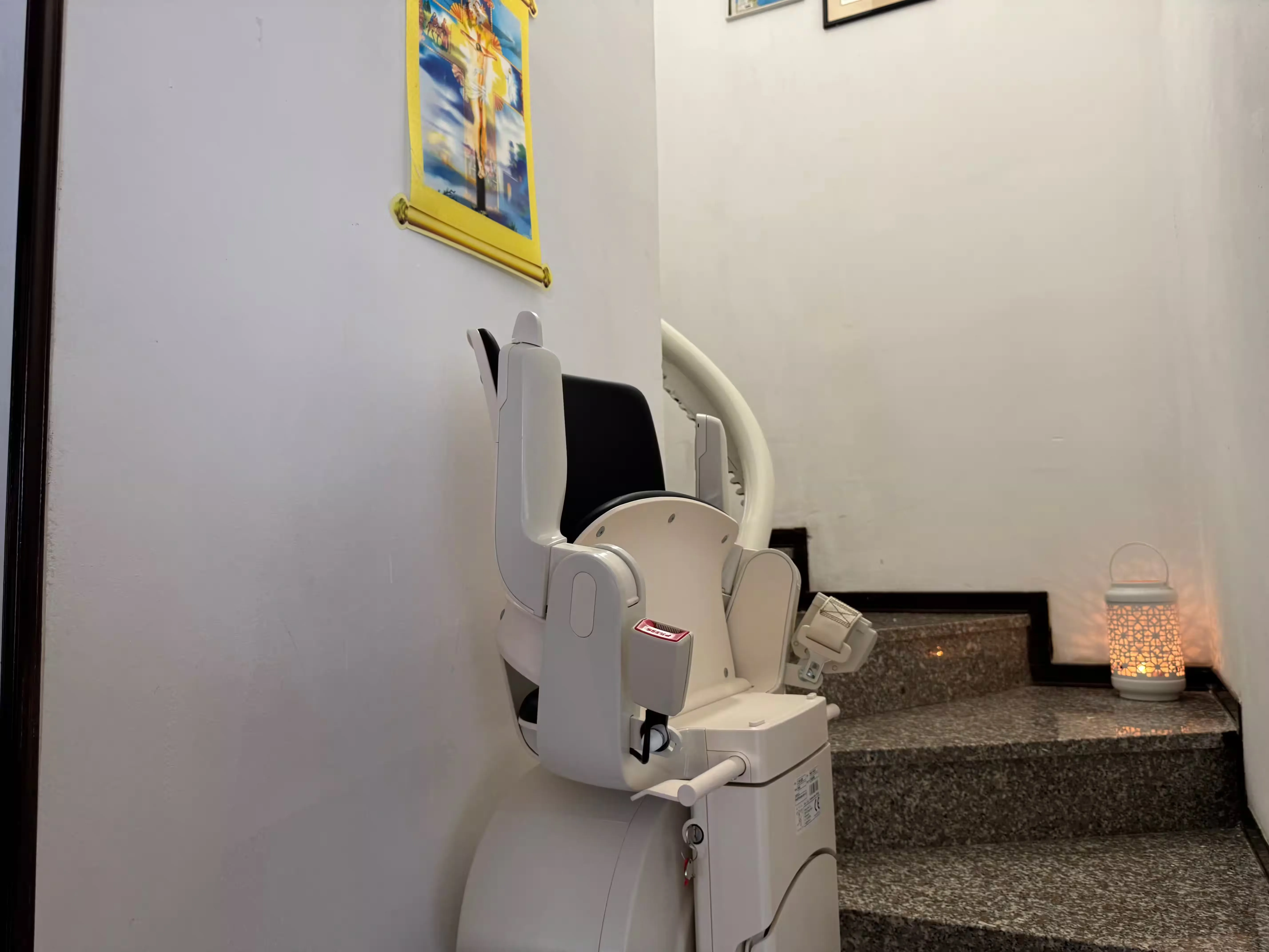Montascale per accessibilità negli spazi interni - Villa Sole Casa Famiglia