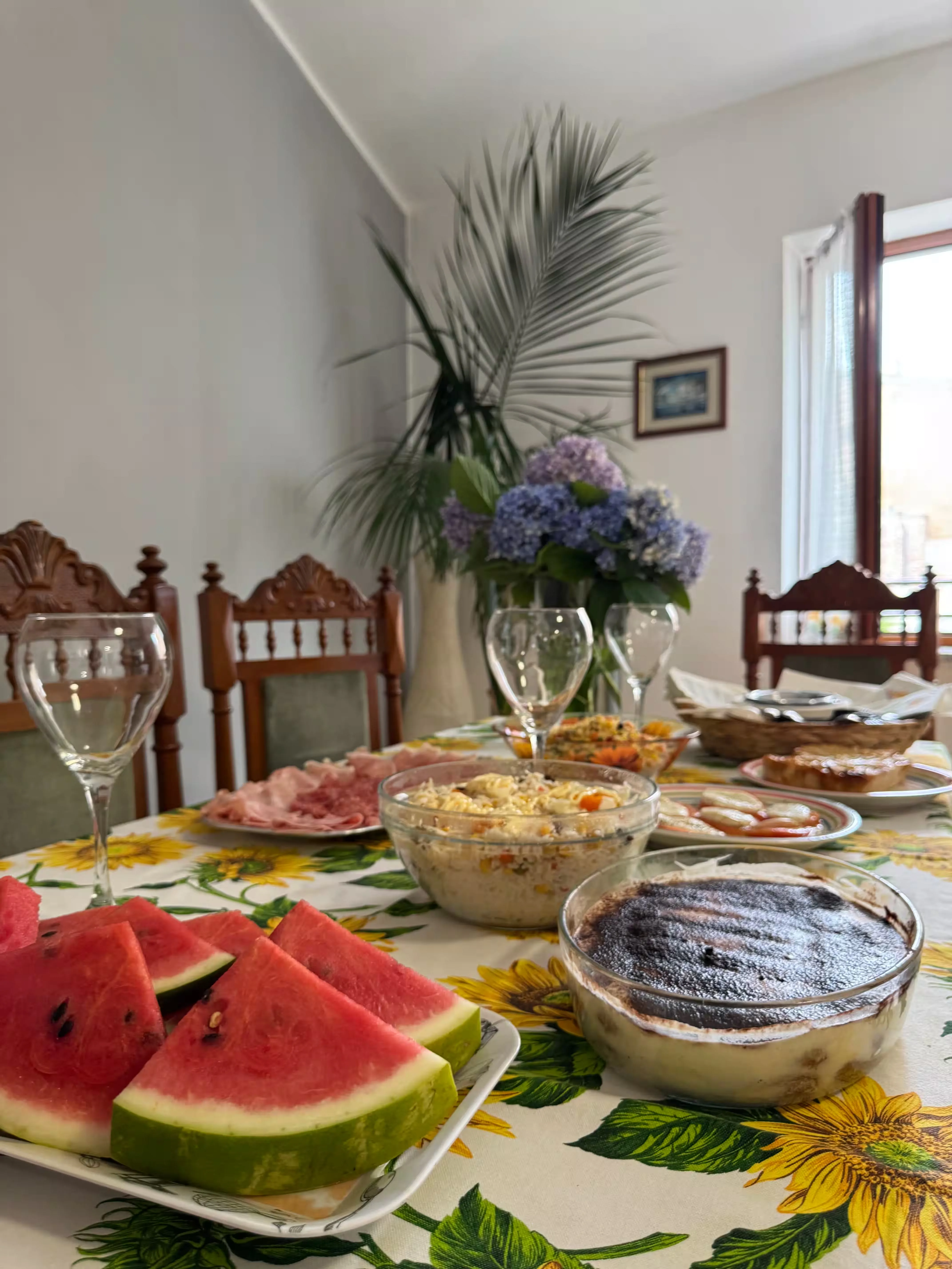 Tavola imbandita per pranzo estivo italiano - Villa Sole Casa Famiglia