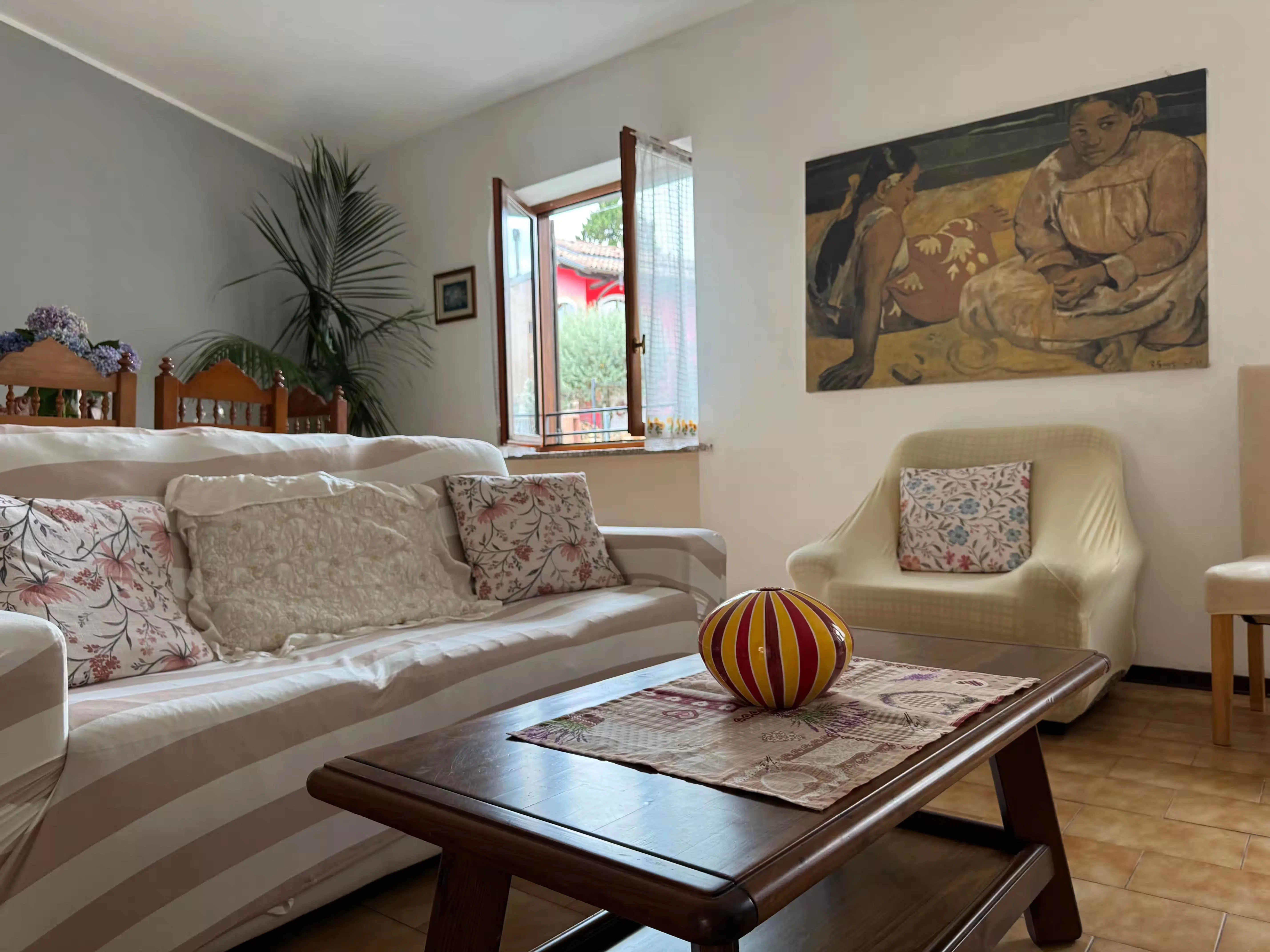 Soggiorno luminoso con divano e quadro - Villa Sole Casa Famiglia