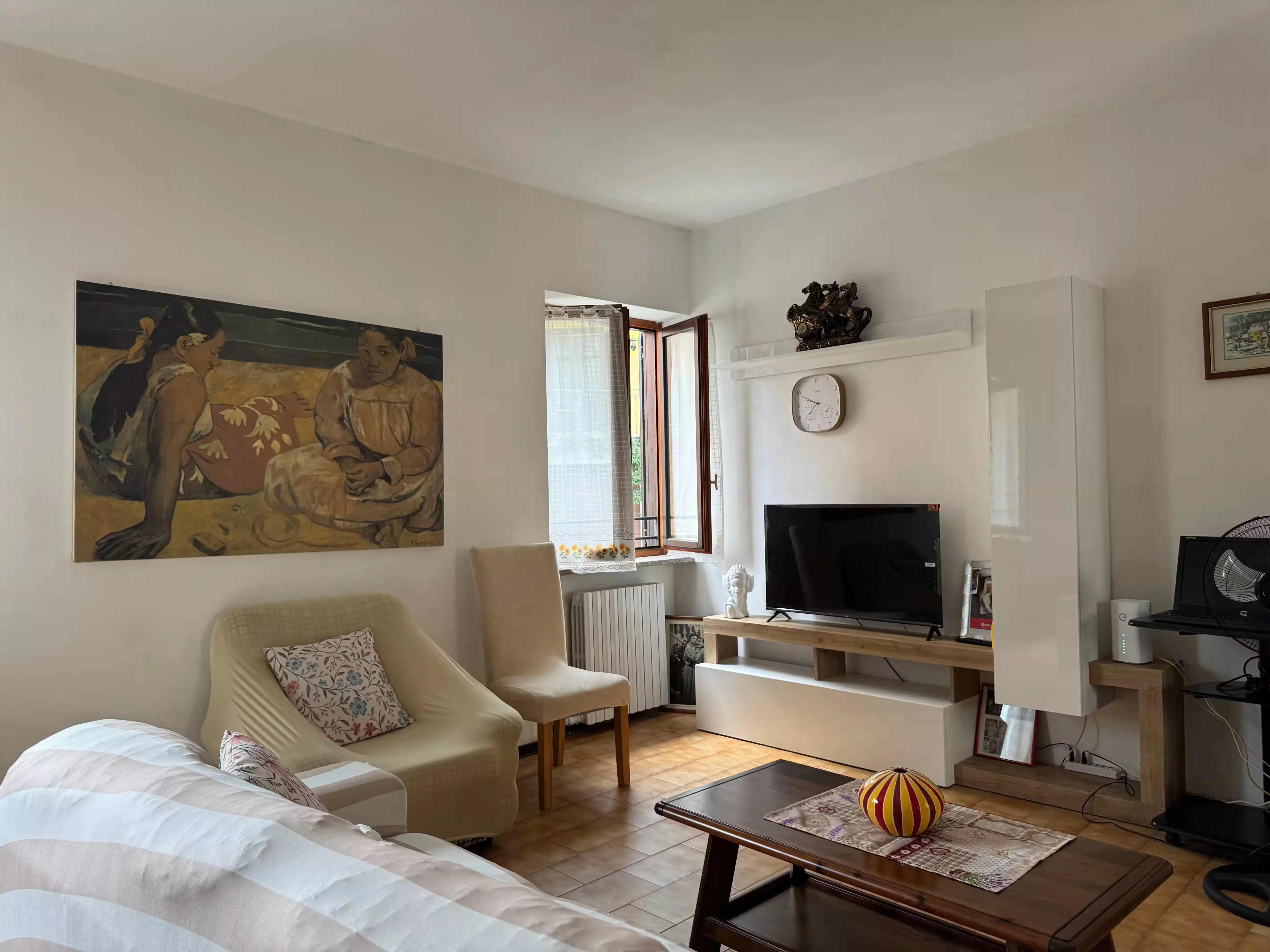 Vista completa del soggiorno con divano e tavolino - Villa Sole
