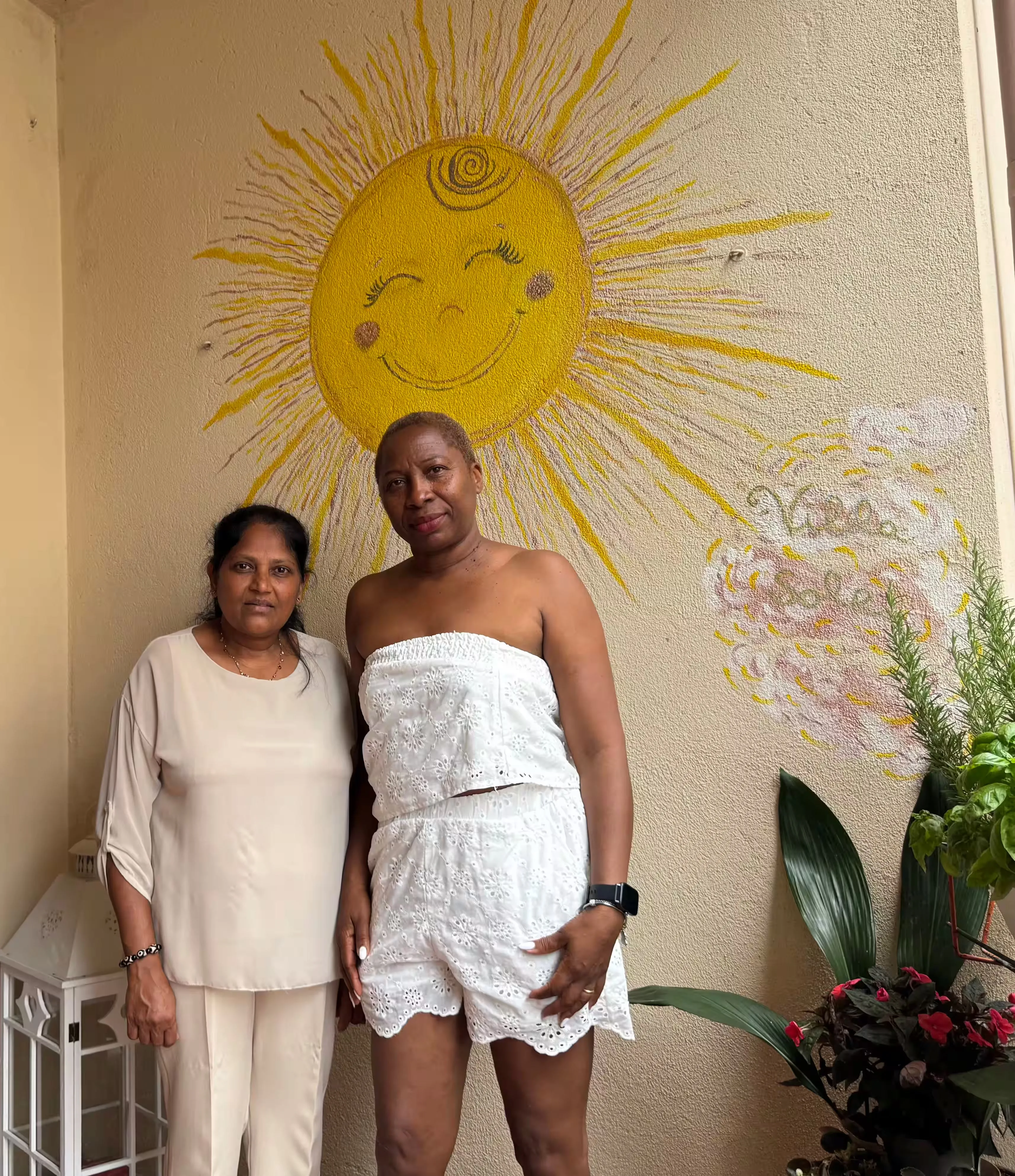 Il team di Villa Sole davanti al murale del sole - Casa Famiglia Roasio