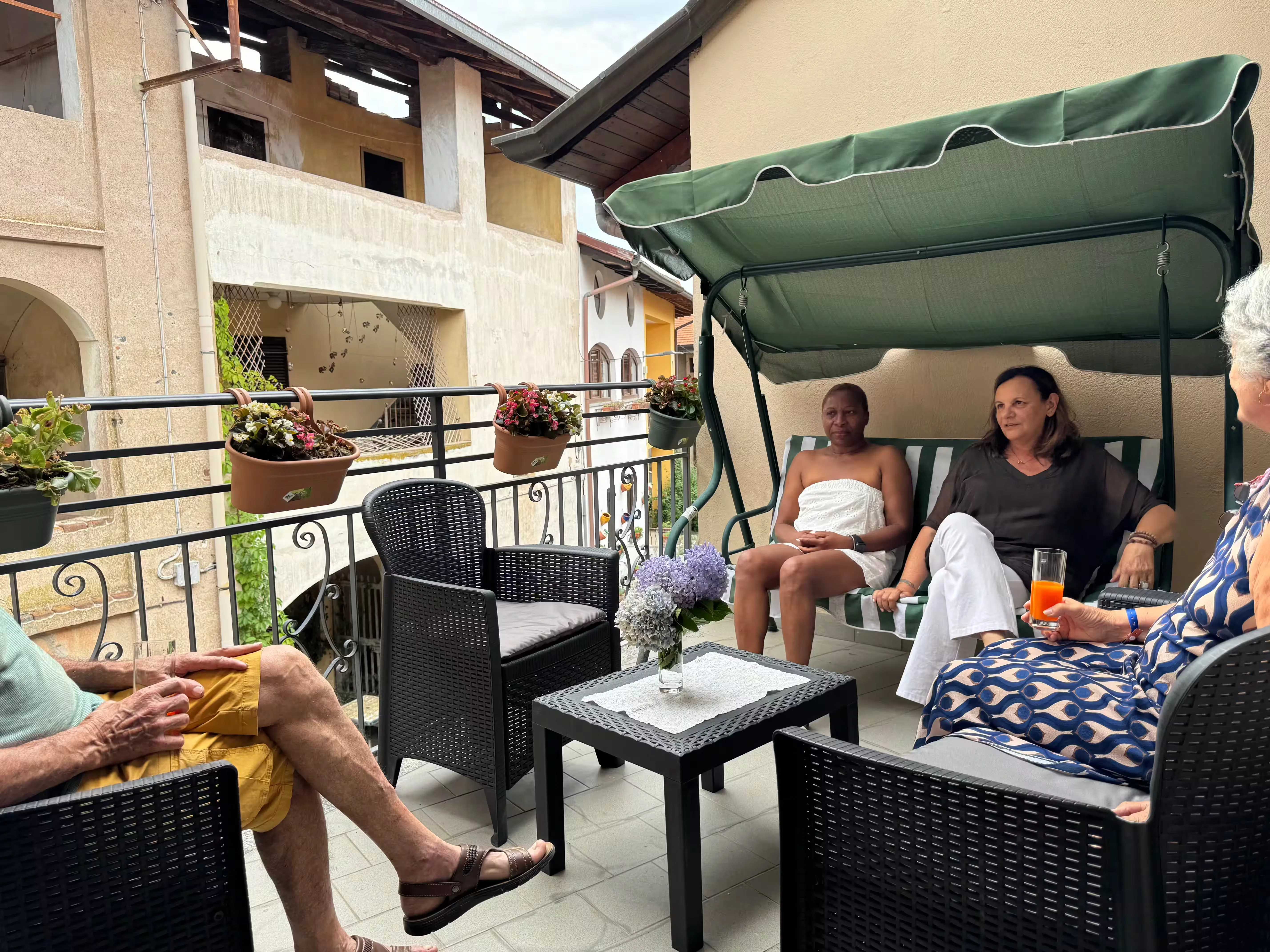 Ospiti rilassati sulla terrazza con dondolo - Villa Sole Roasio