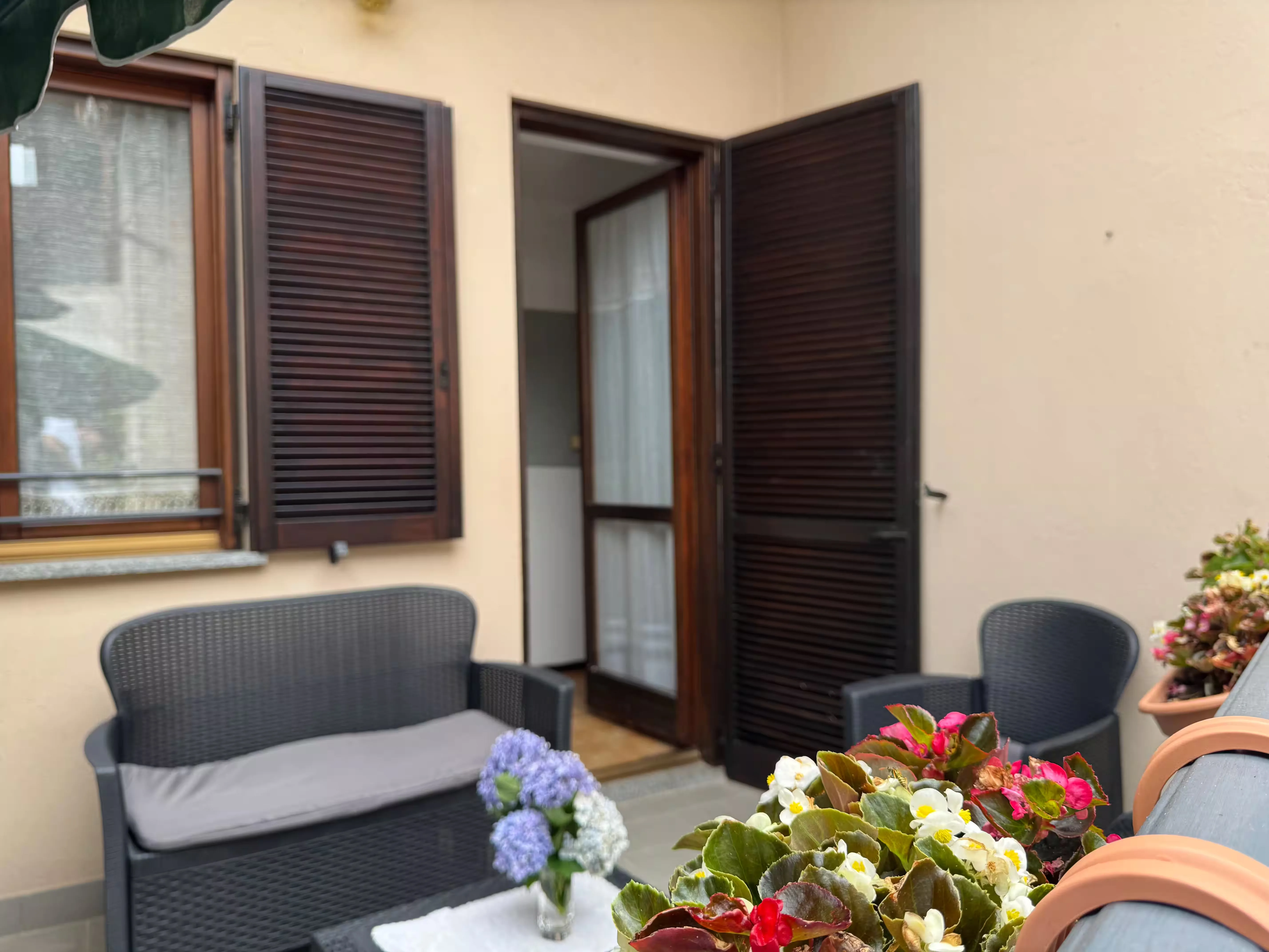Terrazza esterna con seduta in vimini e fiori - Villa Sole Roasio